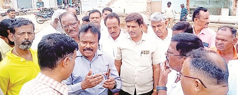 ದಿವಂಗತ ಎಚ್.ನಾಗಪ್ಪ ನಾಮಫಲಕ ಅಳವಡಿಸುವಂತೆ ಹನೂರಿನಲ್ಲಿ ಅಭಿಮಾನಿಗಳು ಅಧಿಕಾರಿಗಳನ್ನು ಒತ್ತಾಯಿಸುತ್ತಿರುವುದು.
