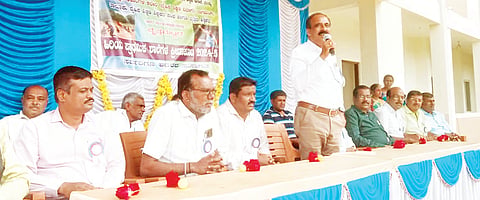 ನಾಗಮಂಗಲ ತಾಲೂಕಿನ ದೇವಲಾಪುರದ ಕರ್ನಾಟಕ ಪಬ್ಲಿಕ್ ಶಾಲೆ ಆವರಣದಲ್ಲಿ ಆಯೋಜಿಸಿದ್ದ ಕ್ರೀಡಾಕೂಟದ ಕಾರ್ಯಕ್ರಮದಲ್ಲಿ ಬಿಇಒ ಯೋಗೇಶ್ ಮಾತನಾಡಿದರು.