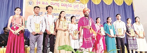ಕೊಳ್ಳೇಗಾಲದಲ್ಲಿ ಆಯೋಜಿಸಿದ್ದ ಕಾರ್ಯಕ್ರಮದಲ್ಲಿ ಕಣಿಯರ್ ಜನಾಂಗದ ಪ್ರತಿಭಾವಂತ ವಿದ್ಯಾರ್ಥಿಗಳನ್ನು ಸನ್ಮಾನಿಸಲಾಯಿತು. ಶ್ರೀನಿವಾಸ  ನರಸಿಂಹನ್  ಗುರೂಜಿ, ರಂಗಸ್ವಾಮಿ, ಲಕ್ಷ್ಮಣ್, ಸತೀಶ್ ಕುಮಾರ್, ಬೆಂಡರಹಳ್ಳಿ ಶಿವಕುಮಾರ್, ಪ್ರದೀಪ್ ಕುಮಾರ್ ಇದ್ದರು.
