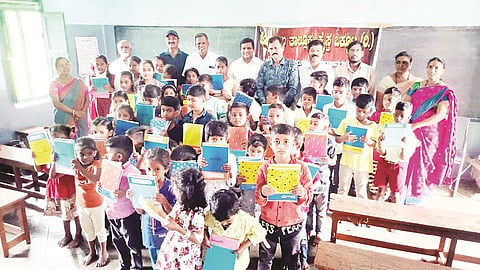 ಕೊಳ್ಳೇಗಾಲದ ಐಇಎಲ್‌ಸಿ ಪ್ರಾಥಮಿಕ ಶಾಲೆ ಮಕ್ಕಳಿಗೆ ಕ್ರೈಸ್ತ ಒಕ್ಕೂಟದ ಪದಾಧಿಕಾರಿಗಳು ಸೋಮವಾರ ಪುಸ್ತಕ ವಿತರಣೆ ಮಾಡಿದರು. ಜೋಶುವ ಪ್ರಸನ್ನ ಕುಮಾರ್, ಅಂತೋಣಿ ದಿನೇಶ್, ಎಚ್.ನಾಗರಾಜು, ಮಿಲ್ಟನ್ ಕ್ರಿಸ್ಟೋಫರ್, ರಾರ್ಬಟ್ ಇದ್ದರು. 