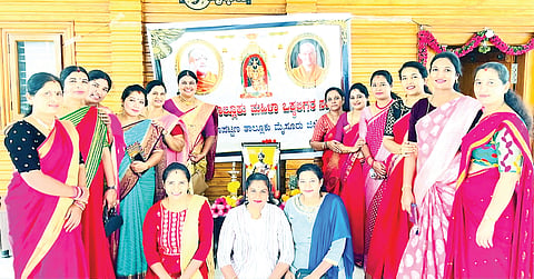 ಪಿರಿಯಾಪಟ್ಟಣದಲ್ಲಿ ಸೋಮವಾರ ನಡೆದ ಸ್ತ್ರೀಶಕ್ತಿ ಭವನ ಉದ್ಘಾಟನೆ ಕಾರ್ಯಕ್ರಮದಲ್ಲಿ ಅಂಗನವಾಡಿ ಕಾರ್ಯಕರ್ತೆಯರಿಗೆ ಸ್ಮಾರ್ಟ್ ಫೋನ್ ವಿತರಿಸಲಾಯಿತು. ಸಚಿವ ಕೆ.ವೆಂಕಟೇಶ್, ಮಹಿಳಾ ಮತ್ತು ಮಕ್ಕಳ ಅಭಿವೃದ್ಧಿ ಇಲಾಖೆ ಉಪ ನಿರ್ದೇಶಕ ಸುರೇಶ್, ನಿತಿನ್ ವೆಂಕಟೇಶ್, ಡಿ.ಟಿ.ಸ್ವಾಮಿ, ಸಿಡಿಪಿಒ ಮಮತಾ ಮತ್ತಿತರರಿದ್ದರು.
