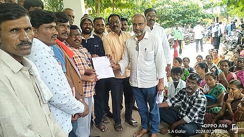 protest in koppal house scheme memorandum