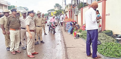 ಹನೂರಿನಲ್ಲಿ ಪಾದಚಾರಿ ಮಾರ್ಗವನ್ನು ಇನ್ಸ್‌ಪೆಕ್ಟರ್ ಶಶಿಕುಮಾರ್ ಪರಿಶೀಲಿಸಿದರು. ಕೃಷ್ಣ, ರಾಘವೇಂದ್ರ, ಮಣಿಕಂಠ, ಶಿವು  ಇದ್ದರು. 