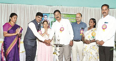 ಕೊಳ್ಳೇಗಾಲದ ಗುರುಭವನದಲ್ಲಿ ಆಯೋಜಿಸಿದ್ದ ಕಾರ್ಯಕ್ರಮವನ್ನು ಶಾಸಕ ಎ.ಆರ್.ಕೃಷ್ಣಮೂರ್ತಿ ಉದ್ಘಾಟಿಸಿದರು. ಎಂ.ಮಂಜುಳಾ, ಮಂಜುಳಾ, ಗೋಪಾಲಕೃಷ್ಣ, ರಾಚಶೆಟ್ಟಿ, ದೊಡ್ಡತಾಯಮ್ಮ ಇದ್ದರು.