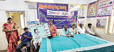  ಕೆ.ಎಂ.ದೊಡ್ಡಿ ಸಮುದಾಯ ಆರೋಗ್ಯ ಕೇಂದ್ರದಲ್ಲಿ ರೋಟರಿ ಸಂಸ್ಥೆ ವತಿಯಿಂದ ಗರ್ಭಿಣಿ ಮತ್ತು ಶಿಶು ಆರೋಗ್ಯ ಕಾರ್ಯಕ್ರಮದಲ್ಲಿ ಮಕ್ಕಳ ತಜ್ಞೆ ಡಾ.ಮಧುರಾ ಪ್ರದೀಪ್ ತಾಯಂದಿರಿಗೆ ಶಿಶು ಆರೈಕೆ ಕುರಿತು ಮಾಹಿತಿ ನೀಡಿದರು. ಡಾ.ಅರ್ಜುನಕುಮಾರ್, ಡಾ. ಸೌಮ್ಯ, ಕೆ.ಎಚ್.ಮರಿಸ್ವಾಮಿ, ಎಸ್.ಕೆ. ಶಶಿಕುಮಾರ್ ಮತ್ತಿತರರಿದ್ದರು.