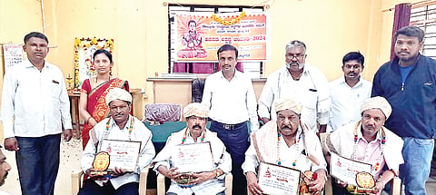 ಶಿವಶರಣ ಹಡಪದ ಅಪ್ಪಣ್ಣ ಅವರ ಜಯಂತಿ ಕಾರ್ಯಕ್ರಮ ನಡೆಯಿತು. ವಿವಿಧ ಕ್ಷೇತ್ರದಲ್ಲಿ ಸಾಧನೆ ಮಾಡಿದ ರಮೇಶ್, ವೈರಮುಡಿ, ಕೃಷ್ಣಪ್ಪ ಹಾಗೂ ಶೇಖರ್ ಅವರನ್ನು ಅಭಿನಂದಿಸಿ ಗೌರವಿಸಲಾಯಿತು. ಸೋಮಶೇಖರ್, ರಮೇಶ್, ರಾಮಲಿಂಗಯ್ಯ, ಪಿ.ಶಶಿಕುಮಾರ್, ಸುರೇಶ್, ಟಿ.ಎಸ್.ಸುರೇಶ್, ಸಿ.ಆರ್.ಮಂಜುನಾಥ್ ಇದ್ದರು.