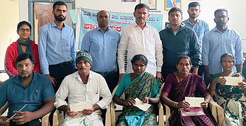 ಪಾಂಡವಪುರ ಪಟ್ಟಣದ ಮನ್‌ಮುಲ್ ಕಚೇರಿಯಲ್ಲಿ ನಿರ್ದೇಶಕ ಕಾಡೇನಹಳ್ಳಿ ರಾಮಚಂದ್ರು ರಾಸುಗಳ ಮಾಲೀಕರಿಗೆ ವಿಮೆ ಚೆಕ್ ವಿತರಿಸಿದರು. ಆರ್.ಪ್ರಸಾದ್, ಎಚ್.ಎನ್.ಉಷಾ, ಮಂಜುನಾಥ್, ಜಗದೀಶ್ ಮತ್ತಿತರರಿದ್ದರು.