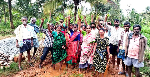  ಕಿಕ್ಕೇರಿ ಸಮೀಪದ ಕರೋಟಿ ಗ್ರಾಮದಲ್ಲಿ ಕೆಸರುಗದ್ದೆಯಾದ ರಸ್ತೆಯಲ್ಲಿ ಗ್ರಾಮಸ್ಥರು ರಾಗಿ ಸಸಿ ನಾಟಿ ಮಾಡುವ ಮೂಲಕ ಪ್ರತಿಭಟನೆ ನಡೆಸಿದರು. ಹರೀಶ್, ಯಶೋದಮ್ಮ, ಚಂದ್ರೇಗೌಡ, ದಿನೇಶ್, ಪಾಪೇಗೌಡ, ಶಂಕರ್, ಗುಂಡೇಗೌಡ ಮತ್ತಿತರರಿದ್ದರು.