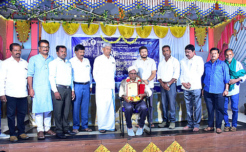 ಚಿತ್ರ(6ಎನ್‌ಜಿಡಿ 1: ನಂಜನಗೂಡಿನಲ್ಲಿ ಆಯೋಜಿಸಿದ್ದ ಪತ್ರಿಕಾ ದಿನಾಚರಣೆ ಕಾರ್ಯಕ್ರಮದಲ್ಲಿ ಹಿರಿಯ ಪತ್ರಕರ್ತ ಸುತ್ತೂರು ನಂಜುಂಡನಾಯಕ ಅವರಿಗೆ ಶ್ರೀ ಶಿವರಾತ್ರೀಶ್ವರ ಮಾಧ್ಯಮ ಪ್ರಶಸ್ತಿ ನೀಡಿ ಗೌರವಿಸಲಾಯಿತು.