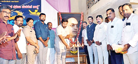  ನಂಜನಗೂಡಿನಲ್ಲಿ ಆಯೋಜಿಸಿದ್ದ ಜಿಲ್ಲಾ ಮಟ್ಟದ ಚರ್ಚಾ ಸ್ಪರ್ಧೆ ಕಾರ್ಯಕ್ರಮವನ್ನು ಶಾಸಕ ದರ್ಶನ್ ಧ್ರುವನಾರಾಯಣ ಉದ್ಘಾಟಿಸಿದರು. ಕಳಲೆ ಕೇಶವಮೂರ್ತಿ, ಶಿವಕುಮಾರ್ ಕಾಸ್ನೂರು, ಡಾ.ನಂದಿನಿ, ಸಿ.ಎಂ ಶಂಕರ್, ನಾಗೇಶ್ ರಾಜ್, ಶಂಕರಪುರ ಸುರೇಶ್, ಚುಂಚನಹಳ್ಳಿ ಮಲ್ಲೇಶ್, ಮಲ್ಲಹಳ್ಳಿ ನಾರಾಯಣ್, ನಗರ್ಲೆ ಎಂ. ವಿಜಯಕುಮಾರ್ ಮತ್ತಿತರರಿದ್ದರು.