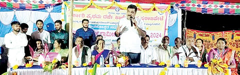  ಕೆ.ಆರ್.ಪೇಟೆ ತಾಲೂಕಿನ ಬೂಕನಕೆರೆ ಹೋಬಳಿ ಅರಳಕುಪ್ಪೆ ಗ್ರಾಮದಲ್ಲಿ ಸರ್ಕಾರಿ ಪ್ರಥಮ ದರ್ಜೆ ಕಾಲೇಜಿನ ಸ್ನಾತಕೋತ್ತರ ಸಮಾಜಕಾರ್ಯ ವಿಭಾಗದ ವತಿಯಿಂದ ಆಯೋಜಿಸಿದ್ದ ಸಮಾಜ ಕಾರ್ಯ ಗ್ರಾಮೀಣ ಅಧ್ಯಯನ ಶಿಬಿರವನ್ನು ಶಾಸಕ ಎಚ್.ಟಿ.ಮಂಜು ಉದ್ಘಾಟಿಸಿದರು. ಎ.ಎನ್.ಭಾಗ್ಯಜ್ಯೋತಿ, ಪ್ರತಾಪ್, ಕೃಷ್ಣಾಜಿರಾವ್ ಮತ್ತಿತರರಿದ್ದರು.