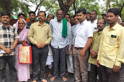 Farmers' hourly sit-in satyagraha ends