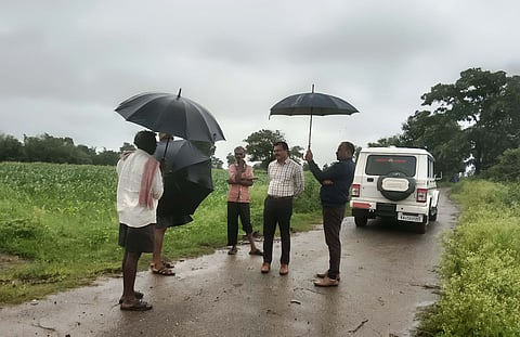 HUN-JULY-18-5(TAHASILDAR VISIT TO KONANA HOSALLI)