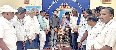 ಹುಣಸೂರು ನಗರದ ತಾಲೂಕು ಕಚೇರಿಯಲ್ಲಿ ಆಯೋಜಿಸಿದ್ದ ಡಾ.ಬಾಬು ಜಗಜೀವ ರಾಂ ಪುಣ್ಯಸ್ಮರಣೆ ಕಾರ್ಯಕ್ರಮದಲ್ಲಿ ಗಣ್ಯರು ಬಾಬುಜೀ ಅವರ ಭಾವಚಿತ್ರಕ್ಕೆ ಪುಷ್ಪನಮನ ಸಲ್ಲಿಸಿದರು. ಡಿ.ಕುಮಾರ್, ನಿಂಗರಾಜ ಮಲ್ಲಾಡಿ, ತಹಸೀಲ್ದಾರ್ ಮಂಜುನಾಥ್, ಶಿವಣ್ಣ, ರಾಯನಹಳ್ಳಿ ಸ್ವಾಮಿ ಇತರರಿದ್ದರು.