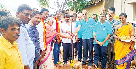 ಹುಣಸೂರು ನಗರದ ಸರ್ಕಾರಿ ಬಾಲಕರ ಹಿರಿಯ ಪ್ರಾಥಮಿಕಶಾಲೆಯಲ್ಲಿ ನೂತನ ಕೊಠಡಿಗಳ ಕಾಮಗಾರಿಗೆ ಶಾಸಕ ಜಿ.ಡಿ.ಹರೀಶ್‌ಗೌಡ ಭೂಮಿಪೂಜೆ ನೆರವೇರಿಸಿದರು. ಒಸಾಟ್‌ಸಂಸ್ಥೆಯ ಸುಬ್ರಮಣ್ಯ, ಹರೀಶ್, ಡಾ.ಪದ್ಮಾವತಿ, ಪುರುಷೋತ್ತಮ್, ಮುನಾವರ್ ಪಾಷಾ ಇತರರಿದ್ದಾರೆ.