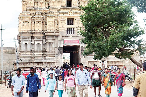 Hospet Hampi corwd