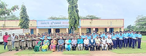 ಹನಗೋಡು ಹೋಬಳಿಯ ನೇರಳಕುಪ್ಪೆ ಸರ್ಕಾರಿ ಪ್ರೌಢಶಾಲೆ, ನೇರಳಕುಪ್ಪೆ ಶಾಲೆಯಲ್ಲಿ ದಾನಿಗಳ ಒದಗಿಸಿದ್ದ ಕಲಿಕಾ ಸಾಮಗ್ರಿಗಳನ್ನು ವಿದ್ಯಾರ್ಥಿಗಳಿಗೆ ವಿತರಿಸಲಾಯಿತು. ಬಿಇಒ ಎಸ್. ರೇವಣ್ಣ, ಮುಖ್ಯಶಿಕ್ಷಕ ಕುಮಾರಸ್ವಾಮಿ, ಉಮಾ, ಪ್ರೀತಿ ಮತ್ತಿತರರಿದ್ದರು.