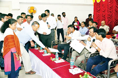 ದೂರುಗಳನ್ನು ತ್ವರಿತವಾಗಿ ಇತ್ಯರ್ಥಗೊಳಿಸಿ