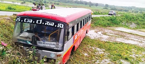 ರಸ್ತೆ ಬದಿಗೆ ಸರಿದ ಸಾರಿಗೆ ಬಸ್