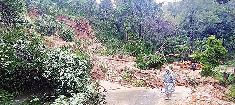 ಮಳೆಯ ಆರ್ಭಟಕ್ಕೆ ಜನಜೀವನ ಅಸ್ತವ್ಯಸ್ತ