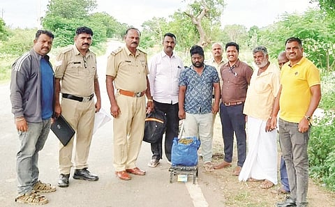 ರಾಮಾಪುರದ ಬಳಿ ಗಾಂಜಾ ಸಾಗಿಸುತ್ತಿದ್ದವನನ್ನು ಪೊಲೀಸರು ಬಂಧಿಸಿರುವುದು. 