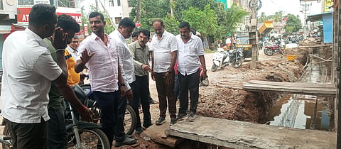 MLA Ravikumar inspected the work in the city Mandya