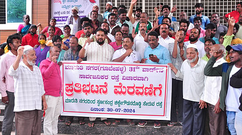 Protest demanding to provide road facilities Mandya