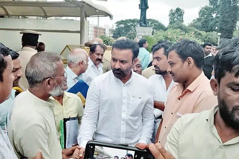 Provide labor facility to weavers