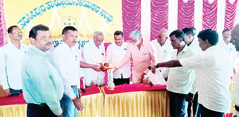 ತಿ.ನರಸೀಪುರ ತಾಲೂಕು ನಾಯಕರ ಸಂಘದ ಆವರಣದಲ್ಲಿ ನಡೆದ ಪ್ರತಿಭಾ ಪುರಸ್ಕಾರ ಕಾರ್ಯಕ್ರಮವನ್ನು ನಿವೃತ್ತ ಮುಖ್ಯ ಲೆಕ್ಕಾಧಿಕಾರಿ ಮಾಲಂಗಿ ಜೆ.ಶಿವಸ್ವಾಮಿ ಉದ್ಘಾಟಿಸಿದರು. ಜಿಪಂ ಮಾಜಿ ಸದಸ್ಯ ಮಂಜುನಾಥನ್, ನಾಯಕರ ಸಂಘದ ಅಧ್ಯಕ್ಷ ಚಿಕ್ಕಯ್ಯ, ನೌಕರರ ಸಂಘದ ಅಧ್ಯಕ್ಷ ಆರ್.ರಾಜು ಮತ್ತಿತರರಿದ್ದರು.