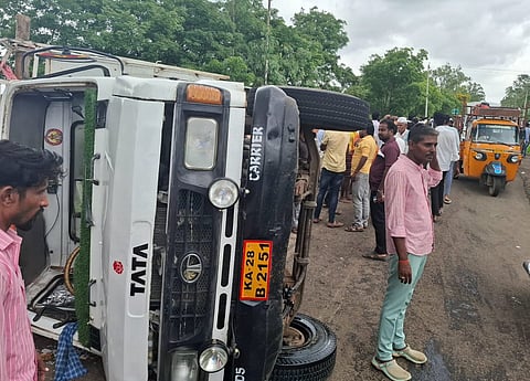 Tempo overturned, more than 30 people injured