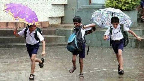 ಬಾರಿ ಮಳೆ ಹಿನ್ನಲೆಯಲ್ಲಿ ನಾಳೆ ಶಾಲೆ, ಕಾಲೇಜಿಗೆ ರಜೆ