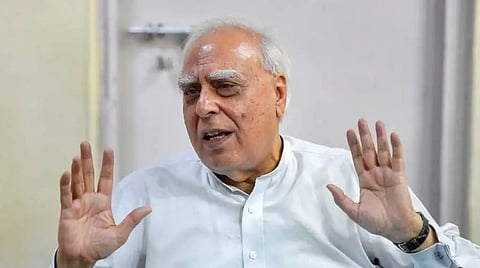 ಮುಖ್ಯಮಂತ್ರಿ ಸಿದ್ದರಾಮಯ್ಯ ವಿರುದ್ಧದ ತನಿಖೆಗೆ ರಾಜ್ಯಪಾಲರ ಒಪ್ಪಿಗೆಯನ್ನು ಕರ್ನಾಟಕ ಹೈಕೋರ್ಟ್ ಎತ್ತಿಹಿಡಿದ ಒಂದು ದಿನದ ನಂತರ, ರಾಜ್ಯಸಭಾ ಸಂಸದ ಕಪಿಲ್ ಸಿಬಲ್ ಪ್ರತಿಕ್ರಿಯಿಸಿದ್ದು, ಬಿಜೆಪಿಯನ್ನು ಟೀಕಿಸಿದ್ದಾರೆ.