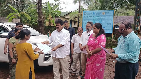 minister-Mankal-Vaidya-visit.