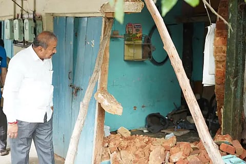 mla channabasappa visit Collapsed house