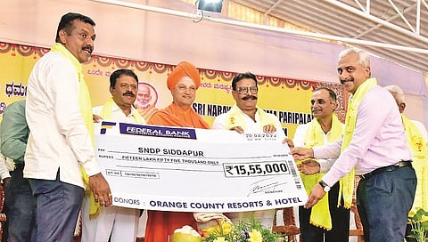 ಸಿದ್ದಾಪುರದಲ್ಲಿ ಆಯೋಜಿಸಿದ್ದ ನಾರಾಯಣ ಗುರು ಜಯಂತಿ ಕಾರ್ಯಕ್ರಮದಲ್ಲಿ ಇವಾಲ್ವ್ ಬ್ಯಾಕ್ ರೆಸಾರ್ಟ್ ವ್ಯವಸ್ಥಾಪಕ ಥಾಮಸ್ ಪೌಲ್ ಸಂಸ್ಥೆ ಪರವಾಗಿ ಚೆಕ್ ಹಸ್ತಾಂತರಿಸಿದರು.