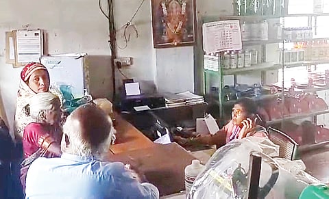 ಗ್ರಾಹಕರಿಂದ ಪಡಿತರ ವಿತರಕನ ತರಾಟೆ