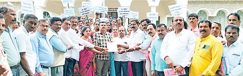 ಶಿಕ್ಷಕರ ಸಮಸ್ಯೆ ನಿವಾರಿಸಲು ಒತ್ತಾಯ