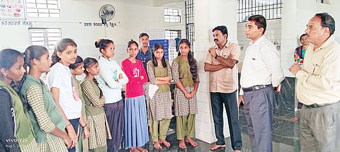 ವಿದ್ಯಾರ್ಥಿ ನಿಲಯಕ್ಕೆ ತಹಸೀಲ್ದಾರ್ ಭೇಟಿ