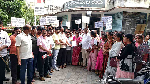ಸೇವಾ ಜೇಷ್ಠತೆ ಆಧರಿಸಿ ಬಡ್ತಿ ನೀಡಬೇಕೆಂದು ಆಗ್ರಹಿಸಿ: ಮನವಿ