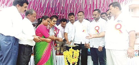 ಶ್ರವಣಬೆಳಗೊಳದ ಗೊಮ್ಮಟನನಗರದಲ್ಲಿರುವ ಶ್ರೀ ಬಾಹುಬಲಿ ಪಾಲಿಟೆಕ್ನಿಕ್ ಆವರಣದಲ್ಲಿ ಆಯೋಜಿಸಿದ್ದ ಹೋಬಳಿ ಮಟ್ಟದ ಕ್ರೀಡಾಕೂಟವನ್ನು ಗಣ್ಯರು ದೀಪ ಬೆಳಗುವ ಮೂಲಕ ಚಾಲನೆ ನೀಡಿದರು. ಹಡೆನಹಳ್ಳಿ ಲೋಕೇಶ್, ಎಚ್.ಎನ್.ದೀಪಾ, ಚಂದ್ರಕಲಾ ಮಂಜೇಗೌಡ, ಕೆ.ಎನ್.ಅನಿಲ್ ಇದ್ದರು.