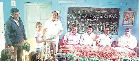 ಚಿಕ್ಕಕಣಗಾಲು ಗ್ರಾಮದ ಸರ್ಕಾರಿ ಹಿರಿಯ ಪ್ರಾಥಮಿಕ ಶಾಲೆ ವಿದ್ಯಾರ್ಥಿಗಳಿಗೆ ಟ್ರಾೃಕ್ ಸ್ಯೂಟ್ ವಿತರಿಸಲಾಯಿತು.