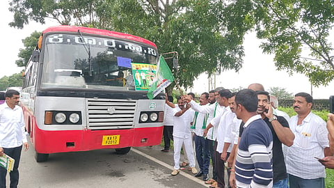 ಸಮಾವೇಶಕ್ಕೆ  ಹೋರಟ ಕಾರ್ಯಕರ್ತರು ವಾಹನಗಳಿಗೆ ಶಾಸಕ ಚಾಲನೆ