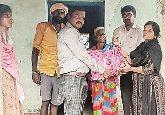 ಮಾದಿಹಳ್ಳಿ ಕಾಲನಿಯ ಸಂತ್ರಸ್ತೆ ಕುಟುಂಬಕ್ಕೆ ತಹಸೀಲ್ದಾರ್ ಸೌಮ್ಯಾ ಆಹಾರದ ಕಿಟ್ ವಿತರಣೆ ಮಾಡಿದರು. ಸಿ.ಸ್ವಾಮಿ, ಲೋಕೇಶ್ ಇದ್ದರು.