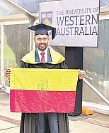 ಯೂನಿವರ್ಸಿಟಿ ಆಫ್ ವೆಸ್ಟ್ರನ್ ಆಸ್ಟ್ರೇಲಿಯಾದಲ್ಲಿ ಇತ್ತೀಚೆಗೆ ನಡೆದ ಘಟಿಕೋತ್ಸವದಲ್ಲಿ  ಶ್ರೇಯಸ್ ಧರ್ಮೇಂದ್ರ ಕರ್ನಾಟಕದ ಬಾವುಟ ಹಿಡಿದು ಸಂಭ್ರಮಿಸಿದರು.