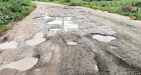 ಗುಂಡಿಬಿದ್ದ ರಸ್ತೆಯಿಂದ ಸವಾರರ ಪರದಾಟ