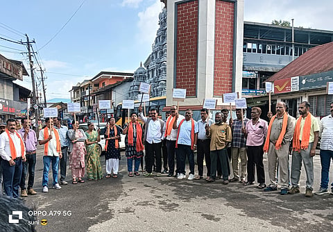 ವಿರಾಜಪೇಟೆಯ ಗಡಿಯಾರ ಕಂಬದ ಬಳಿ ಹಿಂದು ಹಿತರಕ್ಷಣಾ ಸಮಿತಿಯಿಂದ ಪ್ರತಿಭಟನೆ ನಡೆಯಿತು. ಸುಜಾ ಕುಶಾಲಪ್ಪ , ವಿವೇಕ್, ಹೇಮಂತ್, ಶಶಿ ಸುಬ್ರಮಣಿ,ಪಟ್ರಪಂಡ ರಘು ನಾಣಯ್ಯ ಇದ್ದರು.
