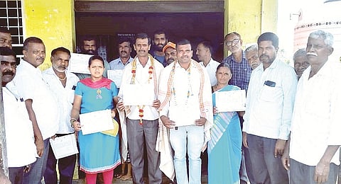  ಚಿಕ್ಕ ಅಳುವಾರ ಹಾಲು ಉತ್ಪಾದಕರ ಸಹಕಾರ ಸಂಘಕ್ಕೆ ಕಾಂಗ್ರೆಸ್ ಬೆಂಬಲಿತರು ಅಧ್ಯಕ್ಷ, ಉಪಾಧ್ಯಕ್ಷರಾಗಿ ಆಯ್ಕೆಯಾದರು. ಬಿ.ಜೆ.ಶಿವಪ್ಪ, ಎ.ಪಿ.ರಂಗಸ್ವಾಮಿ,  ಎ.ಆರ್.ಲೋಕೇಶ್ ಎ.ಎಚ್.ಶಿವಶಂಕರ್, ಸಿ.ಡಿ.ಸ್ವಾತಿ, ಜಯಮ್ಮ, ಡಿ.ಆರ್.ಪ್ರೇಮಕುಮಾರ್ ಇದ್ದರು.
