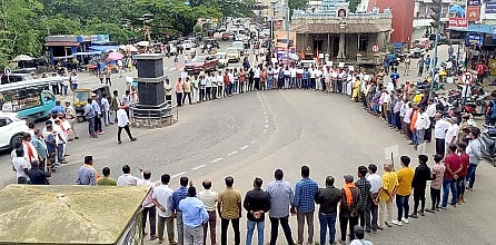 ಕುಶಾಲನಗರದ ಕಾರ್ಯಪ್ಪ ವೃತ್ತದಲ್ಲಿ ಹಿಂದು ಪರ ಸಂಘಟನೆಗಳು ಮಾನವ ಸರಪಳಿ ನಿರ್ಮಿಸಿ ಪ್ರತಿಭಟನೆ ನಡೆಸಿದರು. ಭಾರತೀಶ್, ಅಪ್ಪಚ್ಚು ರಂಜನ್, ಮಧುಸೂದನ್, ಸಂತೋಷ್, ಗೌತಮ್ಮ, ಭರತ್ ಇತರರು ಹಾಜರಿದ್ದರು.
