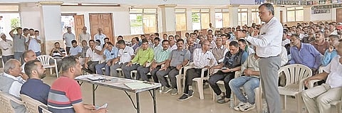 ಸೋಮವಾರಪೇಟೆ ಒಕ್ಕಲಿಗರ ಸಮೂದಾಯಭವನದಲ್ಲಿ ಆಯೋಜಿಸಿದ್ದ ಸಭೆಯಲ್ಲಿ 40 ಗ್ರಾಮಗಳ ಅಧ್ಯಕ್ಷರು ಮತ್ತು ವಿವಿಧ ಸಂಘ-ಸಂಸ್ಥೆಗಳ ಪದಾಧಿಕಾರಿಗಳು ಪಾಲ್ಗೊಂಡಿದ್ದರು. ಶಾಸಕ ಡಾ.ಮಂತರ್‌ಗೌಡ, ಎಸ್.ಜಿ.ಮೇದಪ್ಪ,  ಕೆ.ಬಿ.ಸುರೇಶ್, ಬಿ.ಜೆ.ದೀಪಕ್ ಇದ್ದರು.
