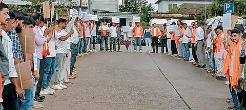  ಸೋಮವಾರಪೇಟೆ ಪುಟ್ಟಪ್ಪ ವೃತ್ತದಲ್ಲಿ ಹಿಂದು ಹಿತರಕ್ಷಣಾ ಸಮಿತಿ ವತಿಯಿಂದ ಪ್ರತಿಭಟನೆ ನಡೆಯಿತು. ಮೇದಪ್ಪ, ಬೋಜೇಗೌಡ, ಮಹೇಶ್, ದೀಪಕ್ ಇದ್ದರು. 
